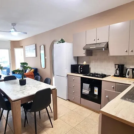 5 Min Walk To Beach, Perfect Seaside Escape 3br Shared Homestay Larnaca