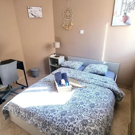 5 Min Walk To Beach, Perfect Seaside Escape 3br Shared * Larnaca