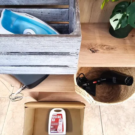 5 Min Walk To Beach, Perfect Seaside Escape 3br Shared Homestay Larnaca