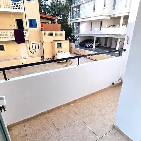 Homestay 5 Min Walk To Beach, Perfect Seaside Escape 3br Shared Larnaca