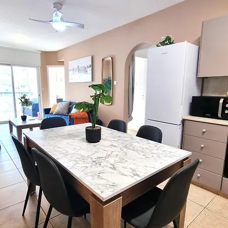 5 Min Walk To Beach, Perfect Seaside Escape 3br Shared Homestay *