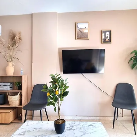 Homestay 5 Min Walk To Beach, Perfect Seaside Escape 3br Shared Larnaca