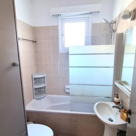 Homestay 5 Min Walk To Beach, Perfect Seaside Escape 3br Shared Larnaca