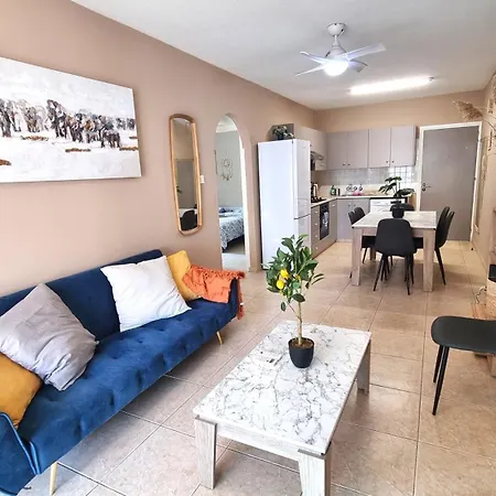 5 Min Walk To Beach, Perfect Seaside Escape 3br Shared * Larnaca