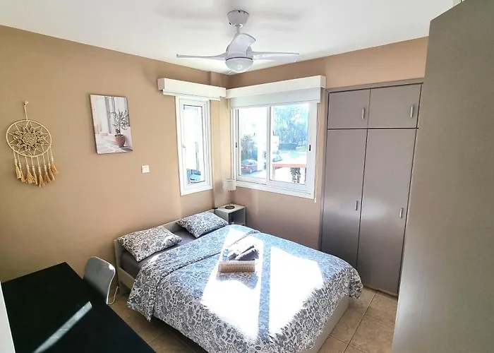 5 Min Walk To Beach, Perfect Seaside Escape 3br Shared ラルナカ