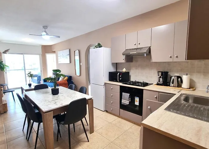 5 Min Walk To Beach, Perfect Seaside Escape 3br Shared ホームステイ ラルナカ