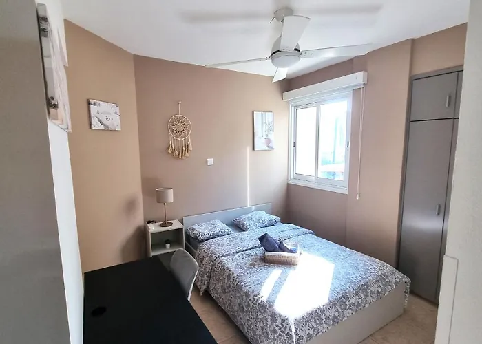 5 Min Walk To Beach, Perfect Seaside Escape 3br Shared ラルナカ