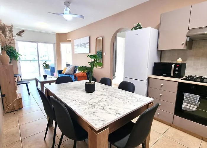 5 Min Walk To Beach, Perfect Seaside Escape 3br Shared ホームステイ *