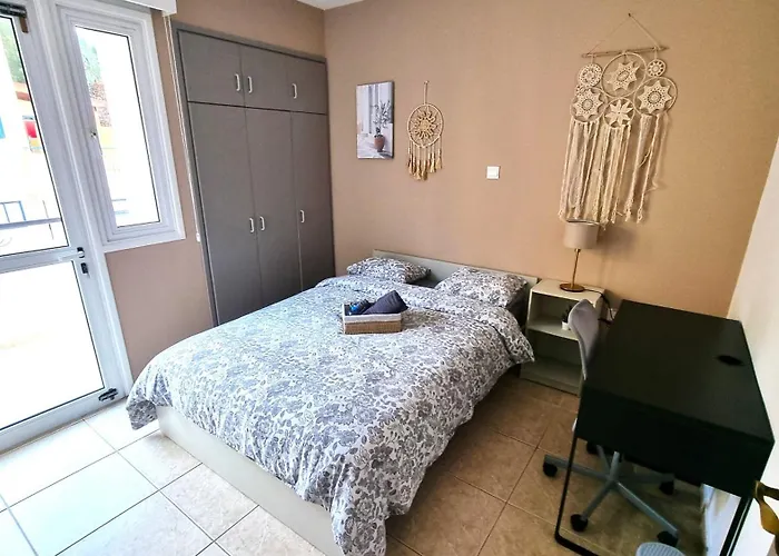 5 Min Walk To Beach, Perfect Seaside Escape 3br Shared ラルナカ