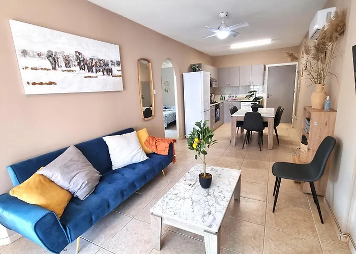 5 Min Walk To Beach, Perfect Seaside Escape 3br Shared * ラルナカ