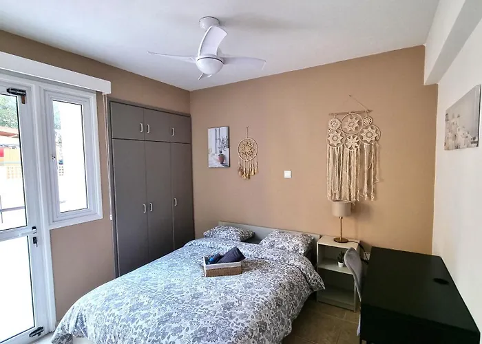 5 Min Walk To Beach, Perfect Seaside Escape 3br Shared ラルナカ