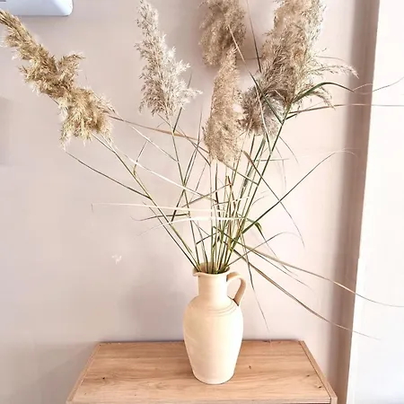 Проживание в семье 5 Min Walk To Beach, Perfect Seaside Escape 3br Shared