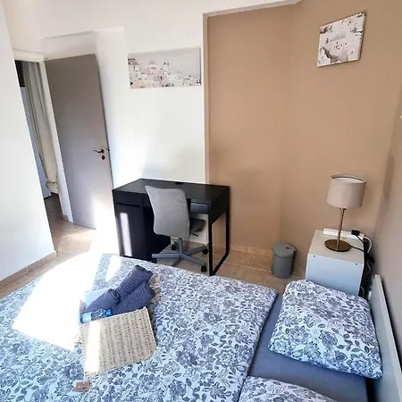 5 Min Walk To Beach, Perfect Seaside Escape 3br Shared Kwatera prywatna Larnaca
