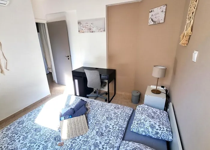 5 Min Walk To Beach, Perfect Seaside Escape 3br Shared Habitación en casa particular Lárnaca