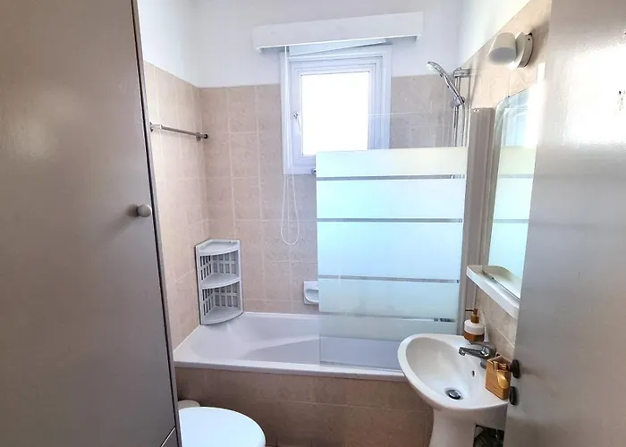 Habitación en casa particular 5 Min Walk To Beach, Perfect Seaside Escape 3br Shared Lárnaca